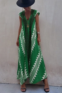 Détail d'une robe maxi bohème imprimée verte et blanche avec col en V et coupe ample