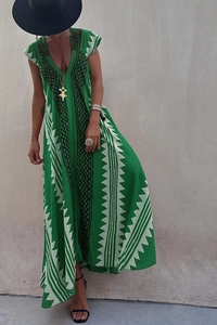 Détail de la robe à col en V avec motifs bohèmes et tissu fluide vert émeraude