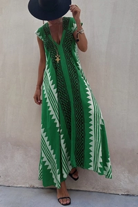 Détail de la robe maxi bohème verte avec imprimés géométriques et col en V