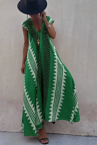 Détail de la robe longue verte sans manches à col en V avec motifs géométriques ethniques