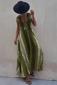 Détail d'une robe maxi bohème vert olive avec motif ethnique et décolleté en V profond