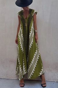 Détail d'une robe longue bohème vert olive avec imprimés zigzags blancs et col en V