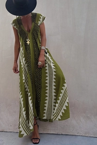 Détail d'une robe longue bohème vert olive avec col en V et motifs ondulés noirs