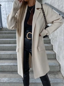 Dettaglio cappotto casual bianco crema con revers e tasche laterali applicate