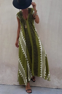 Détail d'une robe longue bohème avec imprimé géométrique vert et décolleté en V profond