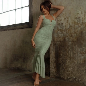 Détail de la robe sirène vert clair froncée montrant les volants et le tissu en mesh