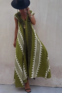 Détail d'une robe maxi bohème verte avec décolleté en V plongeant et imprimé géométrique tribal