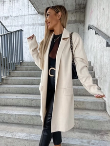 Elegante cappotto beige in lana abbinato a cintura nera e borsa a tracolla con catena