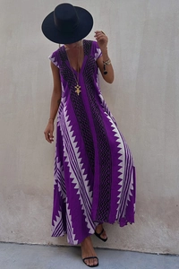 Détails de robe maxi bohème violette avec col en V et motifs géométriques blancs