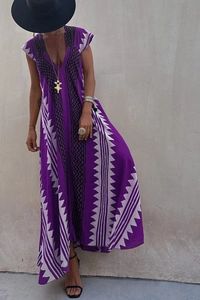 Détail de robe bohème à col en V avec des motifs ethniques géométriques violets
