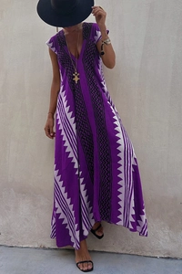 Détail d'une robe longue à col en V avec motifs géométriques violets et style ethnique