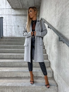 Cappotto lungo grigio in lana da donna abbinato a pantaloni in pelle nera in stile street