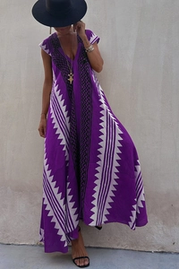 Détail de la robe maxi bohème violette avec rayures noires ondulées et motifs géométriques