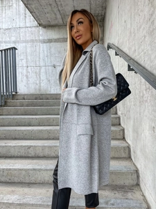 Dettaglio del cappotto lungo grigio scuro in lana con revers classici e tasche a patta