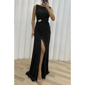 Elegant sleeveless black pleated dress with side slit and sparkling brooch detail