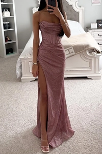 Detailaufnahme von rosafarbenem Paillettenstoff und Korsett-Oberteil am Abendkleid