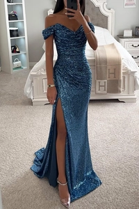 Detail der Paillettenstruktur und des Beinschlitzes am hellblauen Abendkleid