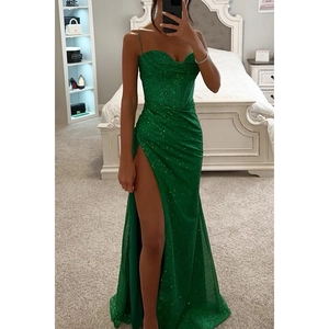 Elegantes smaragdgrünes Pailletten-Abendkleid mit Spaghettiträgern und hohem Schlitz