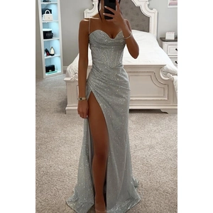 Elegantes silbernes Pailletten-Abendkleid, trägerlos mit hohem Schlitz und langer Schleppe