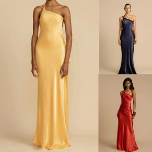 Elegantes einschultriges Satin-Maxikleid in Gelb, Marine und Rot mit figurbetonter Passform