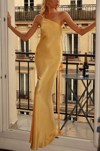 Elegantes gelbes Satin-Maxikleid mit einer Schulter, seidiger Textur und Seitenschleife