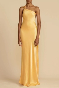 Details des gelben Satin-One-Shoulder-Kleids mit glänzendem Stoff und elegantem Fall