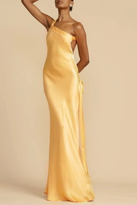 Detailansicht des champagnerfarbenen Satin-Kleides mit elegantem One-Shoulder-Schnitt