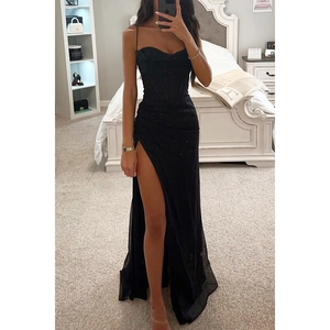 Funkelndes schwarzes Pailletten-Unterkleid mit hohem Seitenschlitz für Partys