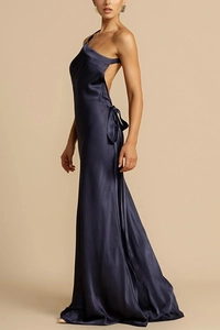 Detail eines eleganten One-Shoulder-Satin-Kleids in Navy mit Rückenausschnitt und Schleife