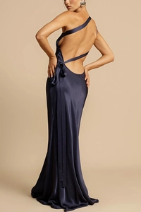 Detailansicht der Rückseite eines dunkelblauen Satin-Kleides mit freiem Rücken und Schnürung