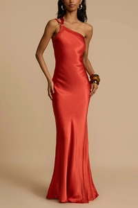 Detail eines roten One-Shoulder-Satinkleids mit glatter Textur und elegantem Fall