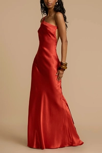 Detailansicht des glänzenden roten Satinstoffs und des One-Shoulder-Schnitts am Maxikleid