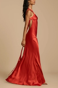 Detailansicht der roten Satin-Abendrobe mit offenem Rücken und eleganter Schleife hinten