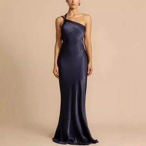 Elegantes navyblaues Satin-Maxikleid mit einer Schulter für Abendveranstaltungen