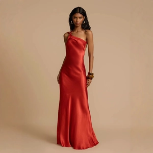 Elegantes rotes Satin-Maxikleid mit einer Schulter, asymmetrischem Ausschnitt und bodenlang