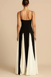 Detail view of back of a contrast strap dress with white pleated拼接 and slim fit cut