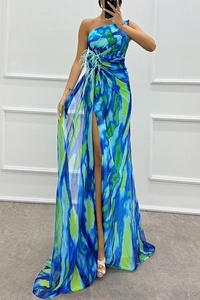 Detail eines blaugrünen Chiffonkleids mit One-Shoulder-Schnitt und Federverzierung