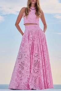 Dettaglio del set due pezzi rosa con ricamo a cuore e top corto senza maniche alla moda