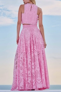Dettaglio del crop top rosa senza maniche con ricamo Sangallo e design sulla schiena