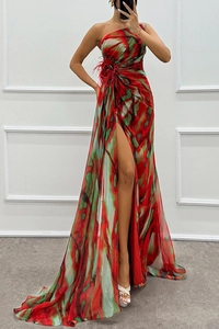 Elegantes One-Shoulder-Maxikleid mit abstraktem Print, Beinschlitz und Federverzierung
