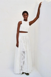 Dettaglio del set bianco a due pezzi con crop top e gonna maxi in pizzo sangallo