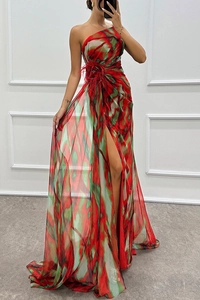 Detail eines bedruckten Chiffon-Ein-Schulter-Kleides mit Blumen und hohem Beinschlitz
