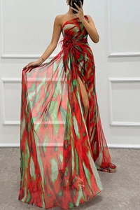 Detail eines mehrfarbig bedruckten Chiffonkleids mit Schulterfeder und floralem Ornament