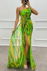 Details des grünen Chiffonkleides mit One-Shoulder-Ausschnitt und hohem Seitenschlitz