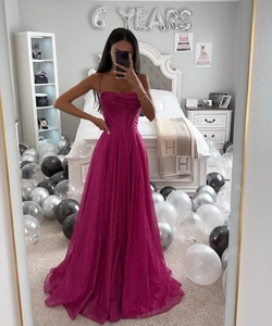 Détail de la robe à paillettes fuchsia avec taille corset structurée et tissu scintillant