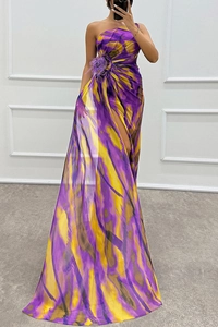 Detail der Taillen-Applikation und des hohen Schlitzes am lila Chiffon-Maxikleid
