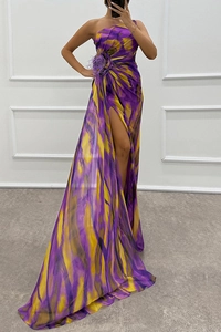 Detail der Blumen- und Federakzente an einem Chiffon One-Shoulder Schlitz-Maxikleid