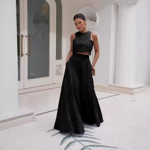 Elegante completo due pezzi nero con crop top e gonna lunga in pizzo ricamato