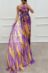 Detailaufnahme der eleganten lila Federblume und des Schlitzes am feinen Chiffon-Kleid