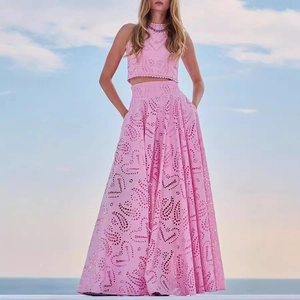 Completo rosa due pezzi in pizzo sangallo con crop top senza maniche e gonna lunga con tasche